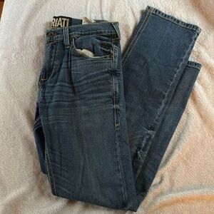 ARIAT MODERN SLIM
LIKE NEW -No wear on bottom of jeans.
Men’s 32/32